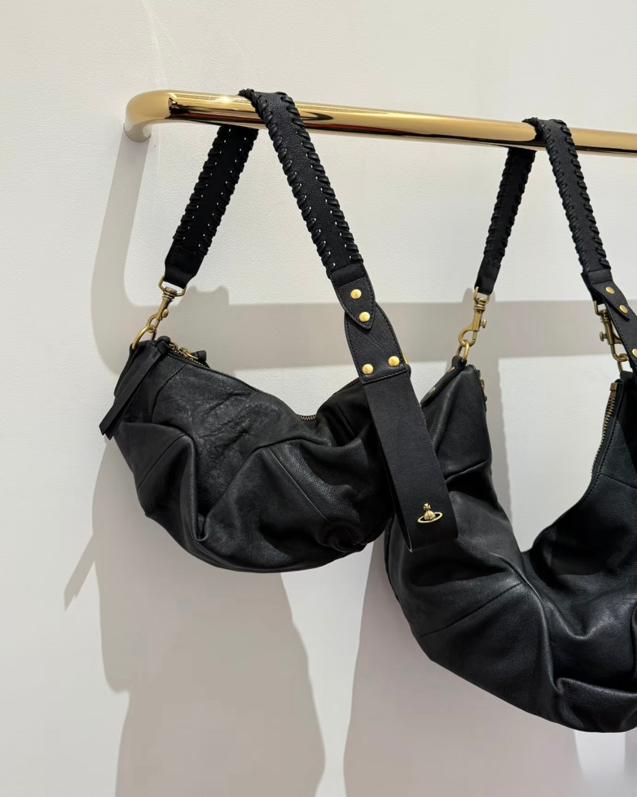 Vivienne Westwood Agnes Shoulder Bag 100%全牛皮超美牛角包［大推薦必入手Lemaire平替版 舊版金扣限時大折扣中!］