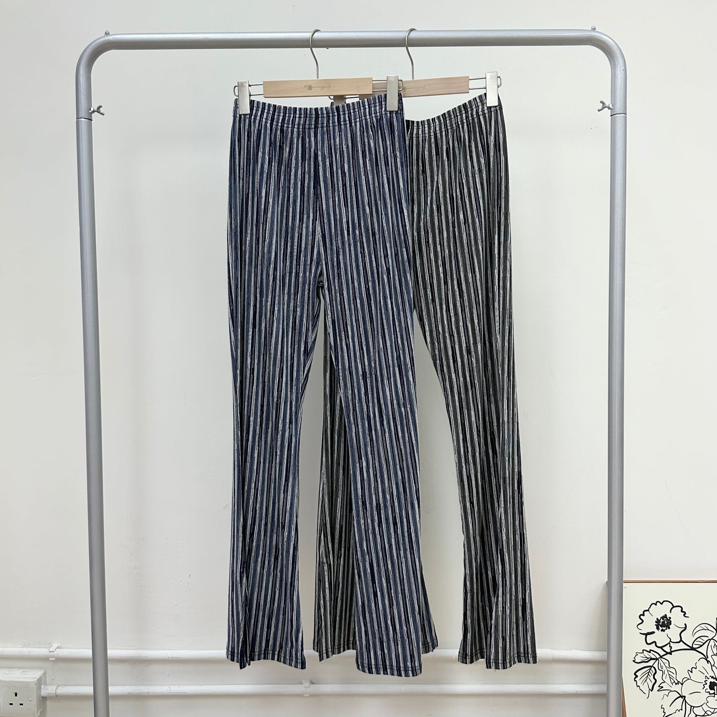 Striped Bell-Bottom Tight Pants [門市搬遷清貨限時優惠$199!]
