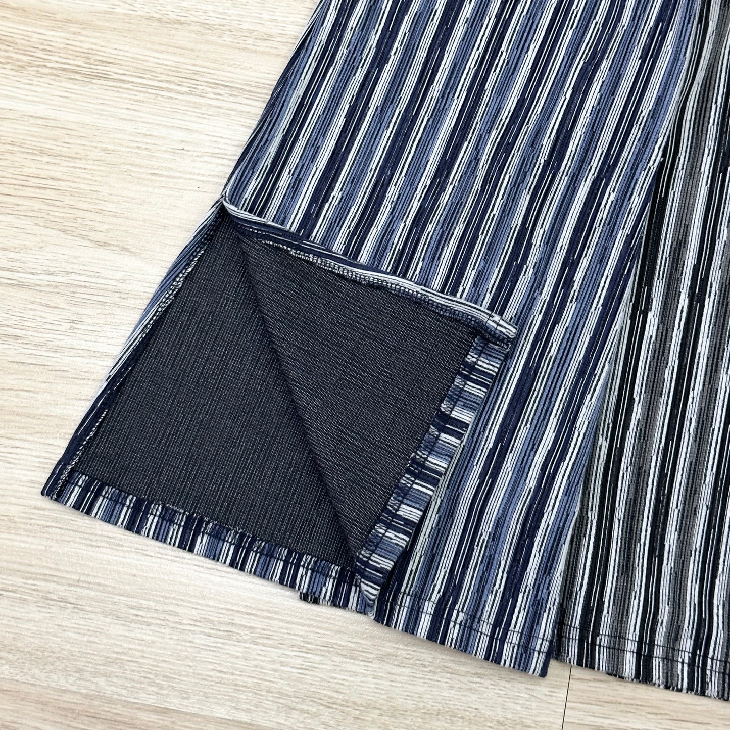 Striped Bell-Bottom Tight Pants [門市搬遷清貨限時優惠$199!]