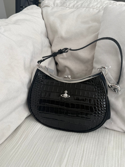 Vivienne Westwood Half Moon Shoulder Bag 🌙 [BABYMONSTER Ahyeon同款 鱷魚皮大折扣中]