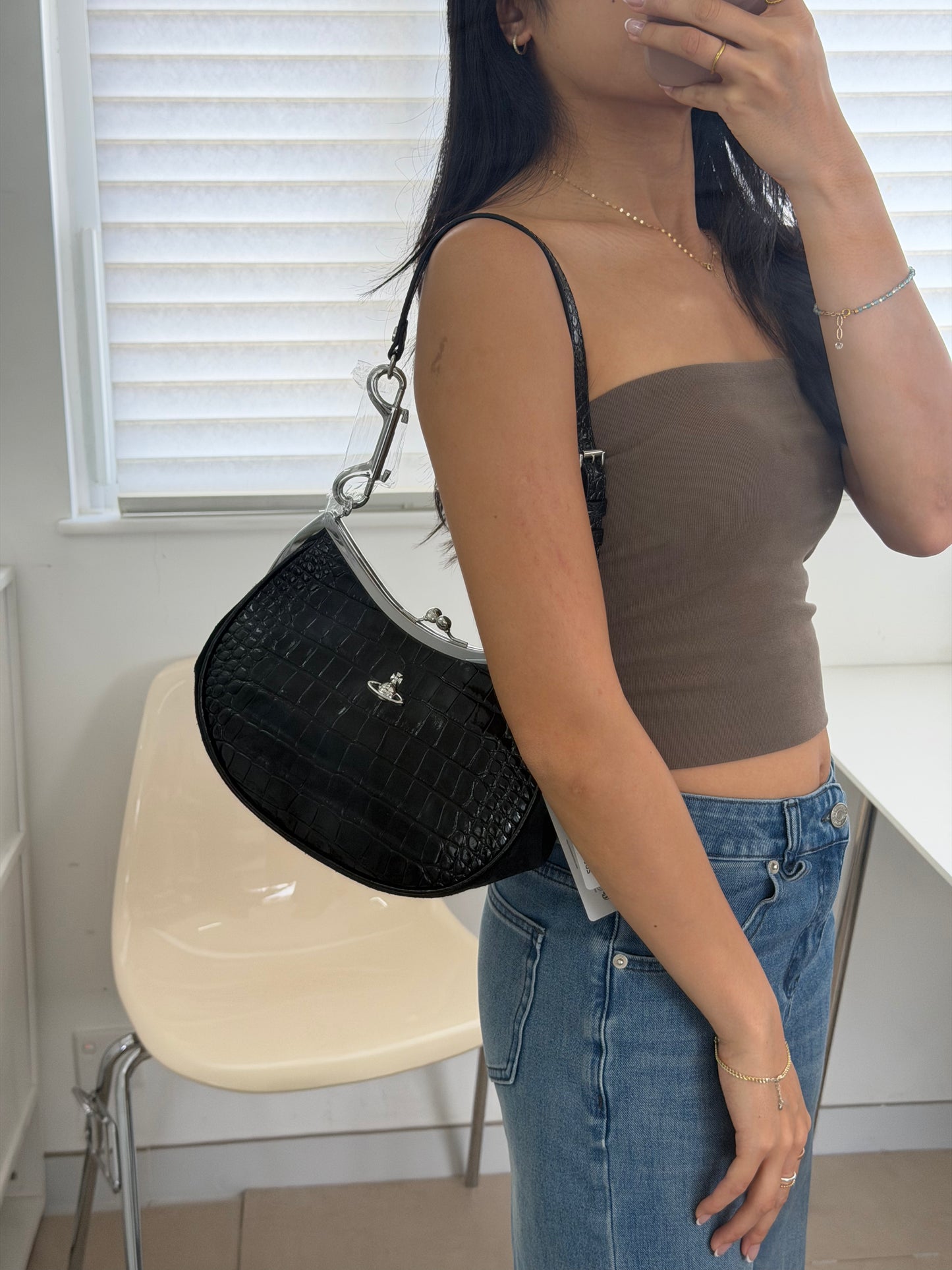 Vivienne Westwood Half Moon Shoulder Bag 🌙 [BABYMONSTER Ahyeon同款 鱷魚皮大折扣中]