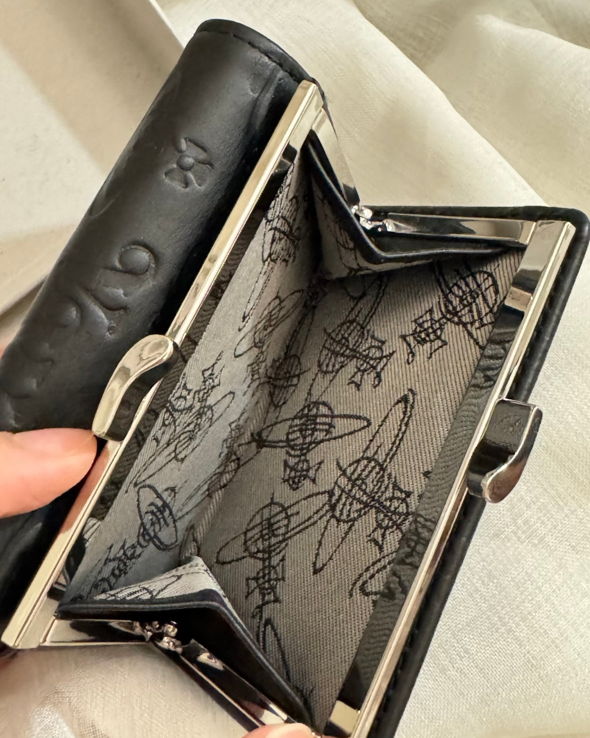 Vivienne Westwood 超限量啞黑星球壓紋系列 日本限定 [日本直送]