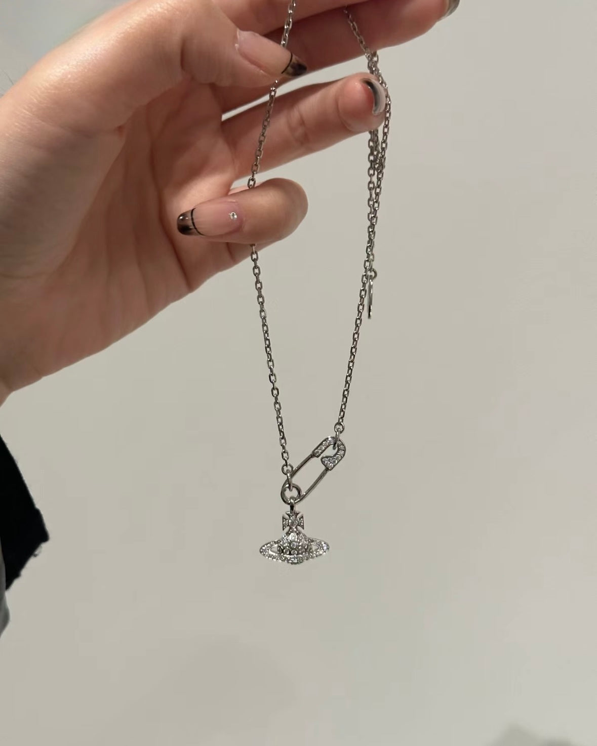 Vivienne Westwood Lucrece Orb Necklace 扣針閃鑽🧷 [Jaden同款]