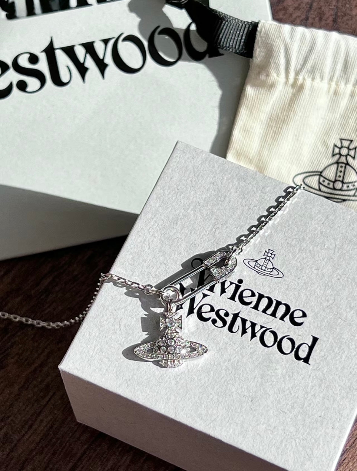 Vivienne Westwood Lucrece Orb Necklace 扣針閃鑽🧷 [Jaden同款]