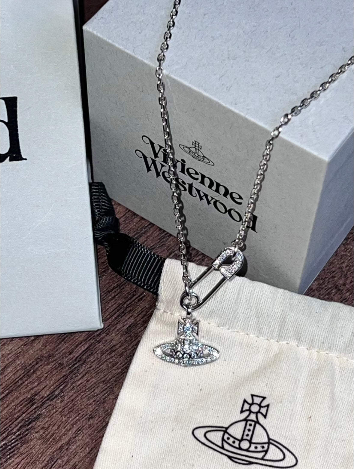 Vivienne Westwood Lucrece Orb Necklace 扣針閃鑽🧷 [Jaden同款]