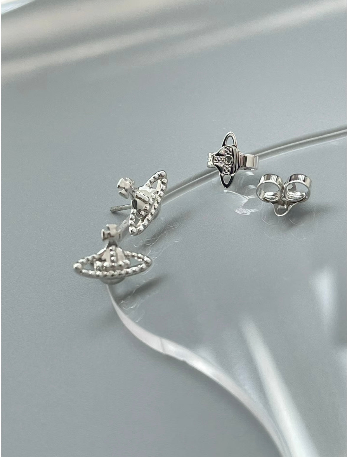 Vivienne Westwood Farah Mini Orb Earrings 浮雕款 [超熱賣銀色限時優惠減$100 全現貨發售中! 可放耳骨］