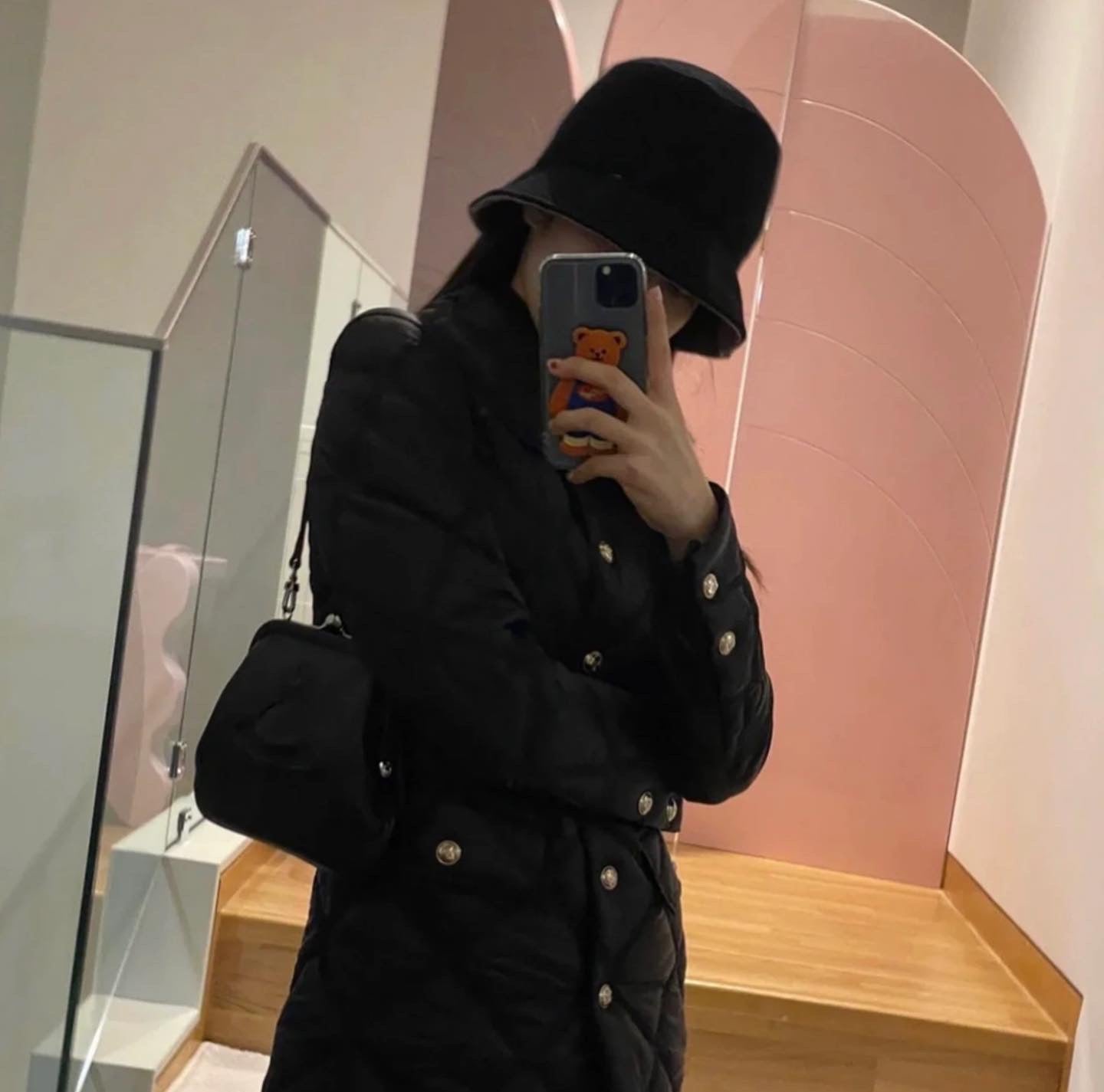 Vivienne Westwood Chelsea Vivienne's Clutch Bag 經典真牛皮  [雙11折上折 JENNIE同款!]