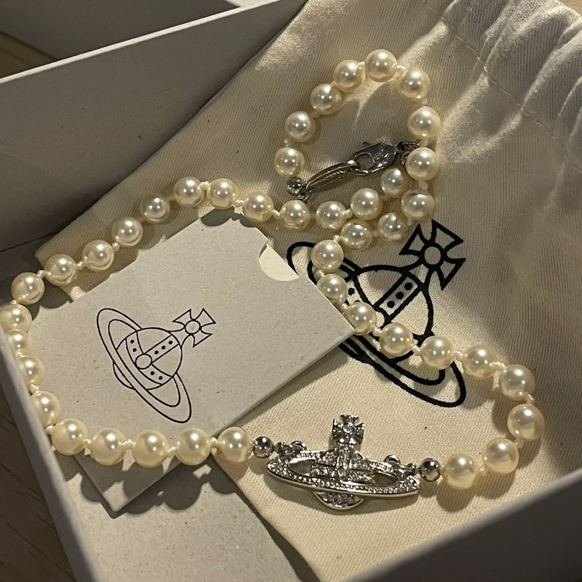 Vivienne Westwood Mini Bas Relief Pearl Choker [銀色重新補貨!]